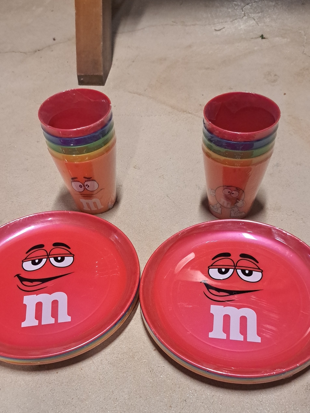 10 VINTAGE NWT Multicolor Plastic Plates with Stacked Cups Party Set